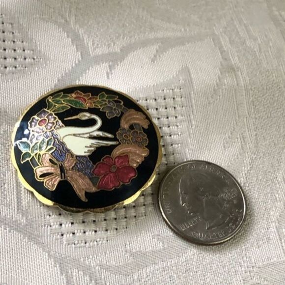 Elegant enamel swan brooch - Picture 9 of 10